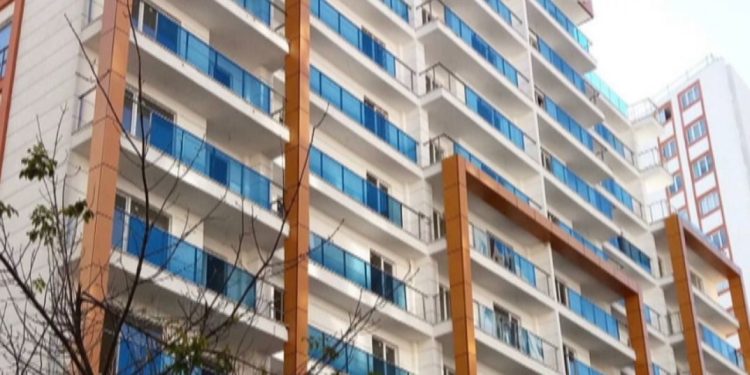 Polisli Çete Dev Siteye Çöktü: Dairelerin Kapılarını Kırıp Kiraya Verdiler